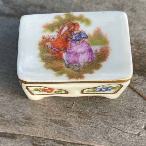 Limoges set of seven miniature furniture - Picture 5 of 15